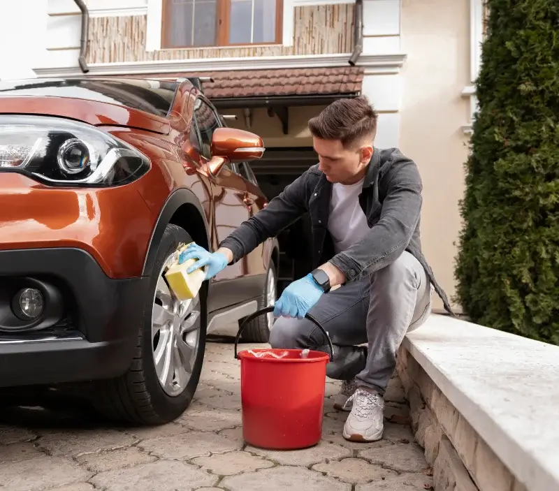 Lavage auto à domicile Dambach : professionnel intervenant sur un véhicule